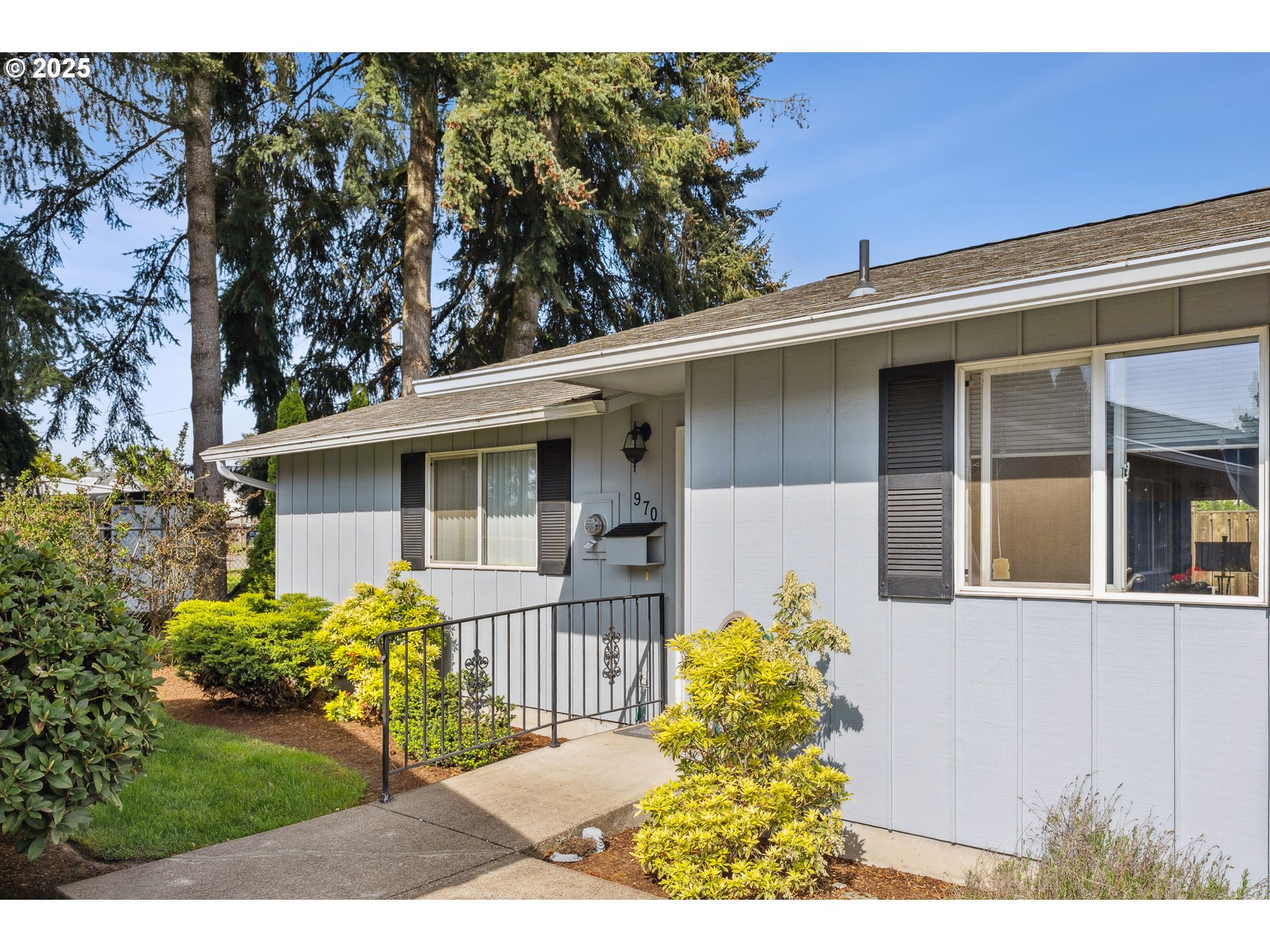 970 West L Street Springfield, OR 97477 - Photo 1 of 23 a view of a house with a yard