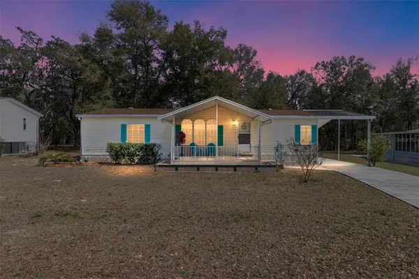 a view of a house with backyard and garden