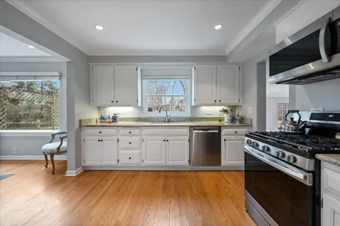 $949,000 | 530 Woodland Lane South, Northfield, IL 60093