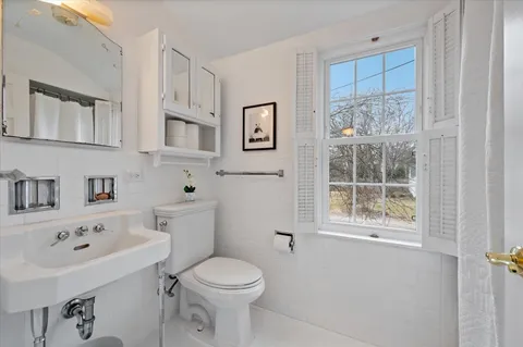 $949,000 | 530 Woodland Lane South, Northfield, IL 60093