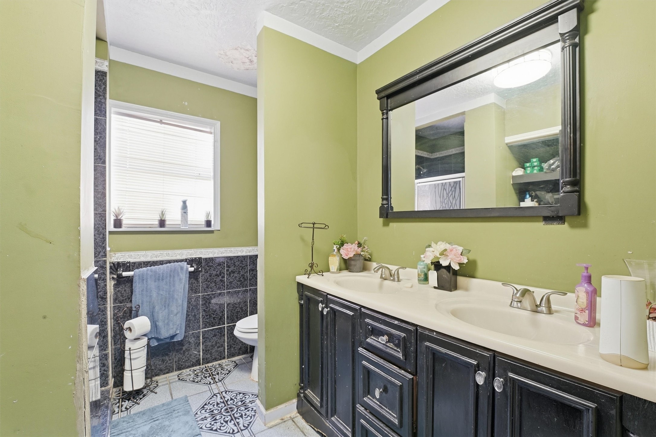 811 Canadian Street Houston, TX 77009 - Photo 20 of 26 Full bathroom.