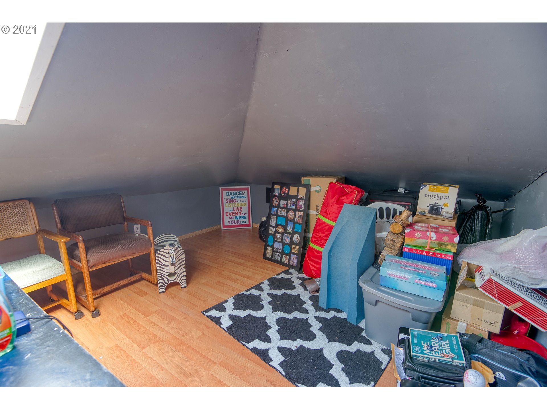 282 South Morrison Street Coos Bay, OR 97420 - Photo 24 of 29 a room with furniture and a rug