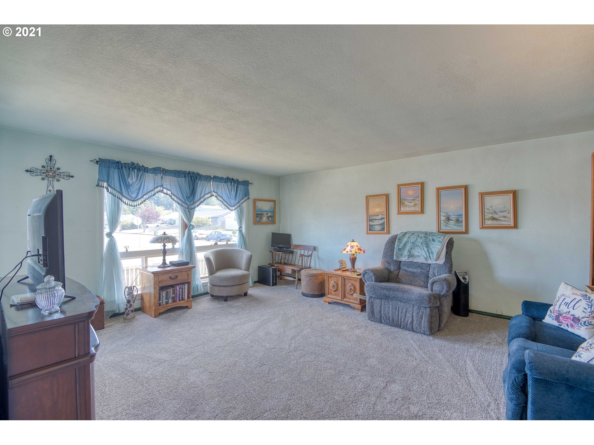 282 South Morrison Street Coos Bay, OR 97420 - Photo 5 of 29 a living room with furniture and a large window