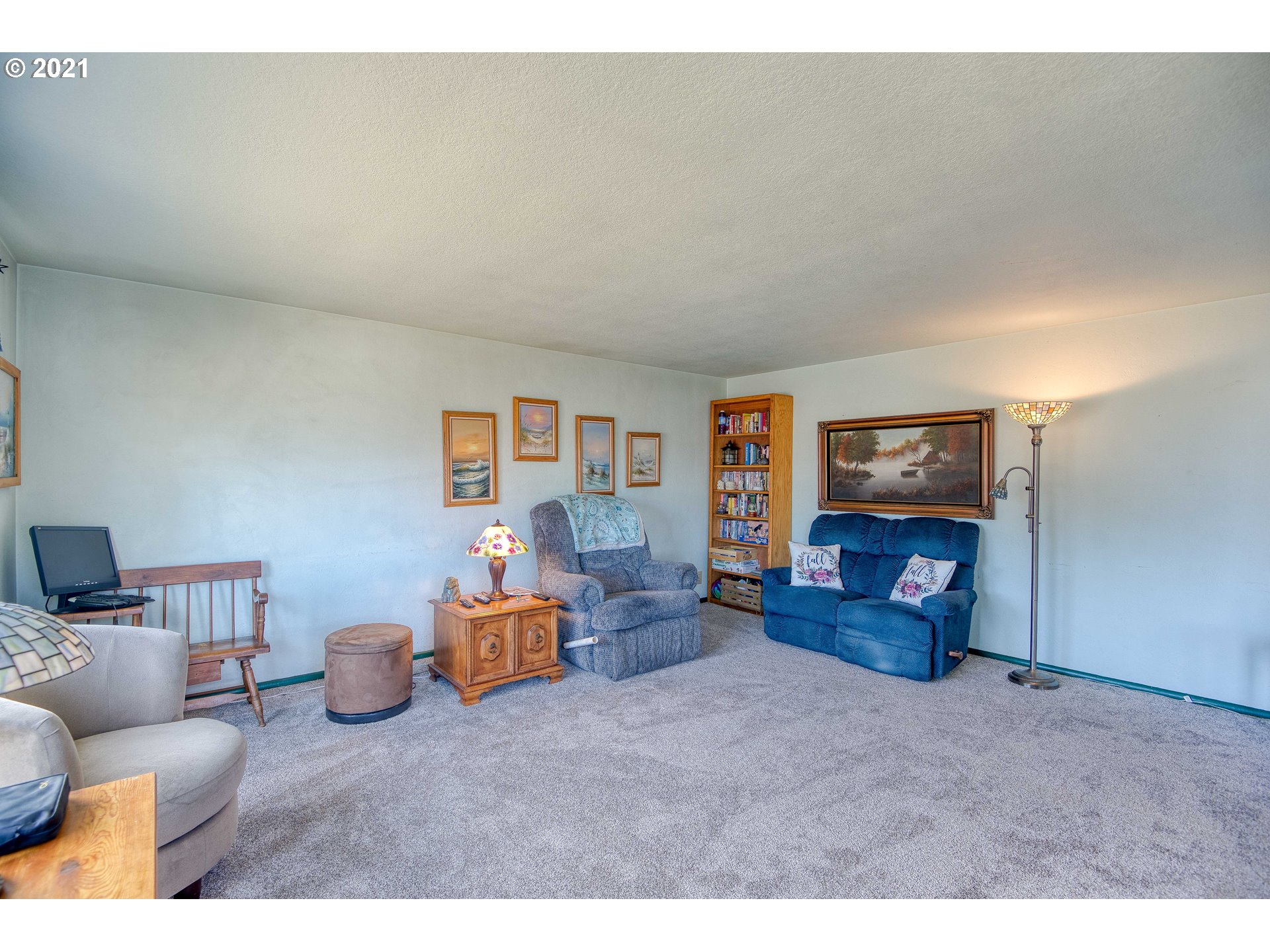 282 South Morrison Street Coos Bay, OR 97420 - Photo 7 of 29 a living room with furniture and a couch