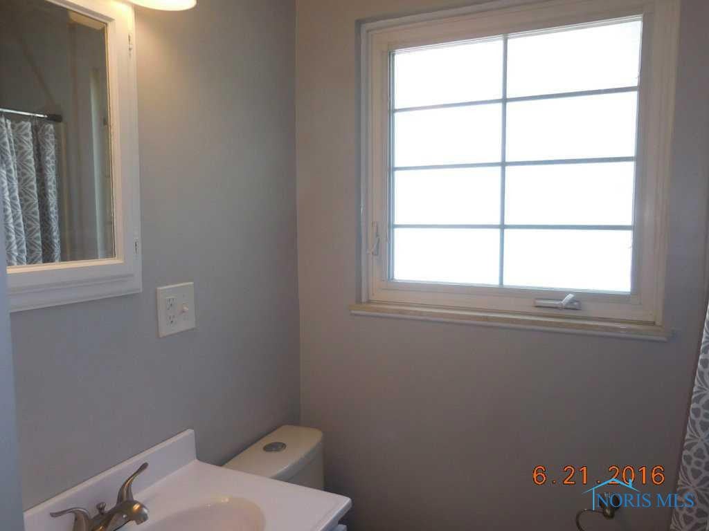 4301 Garrison Road Toledo, OH 43613 - Photo 10 of 17 Full Bath.