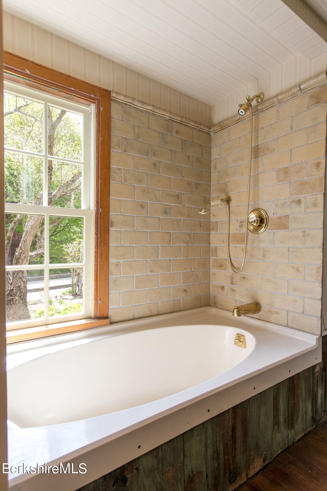 12 Prospect Lake Road Egremont, MA 01230 - Photo 31 of 50 Soak Tub