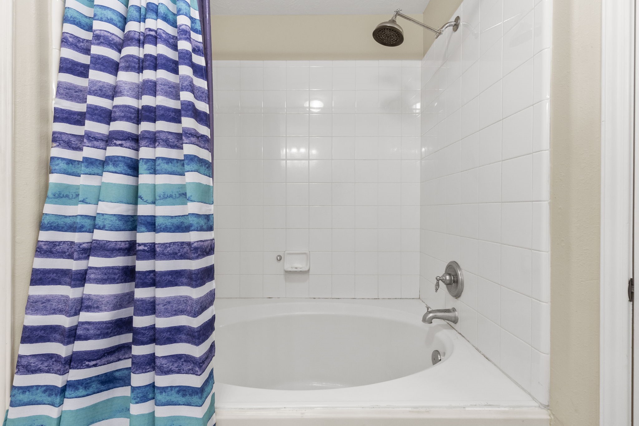 29106 Foxingham Circle Spring, TX 77386 - Photo 26 of 47 a bathroom with a bathtub and a shower
