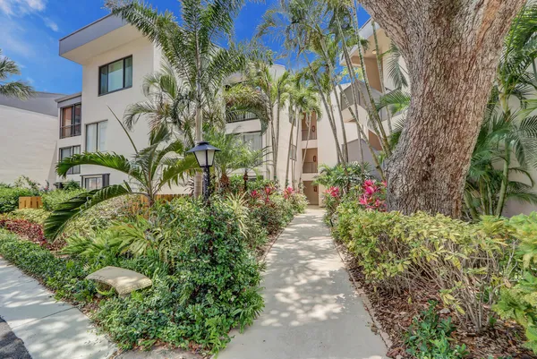 $2,950 | 1618 12 Oaks Way, Unit 103, North Palm Beach, FL 33408