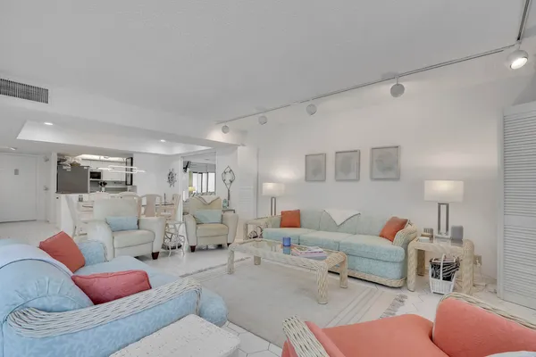 $2,950 | 1618 12 Oaks Way, Unit 103, North Palm Beach, FL 33408