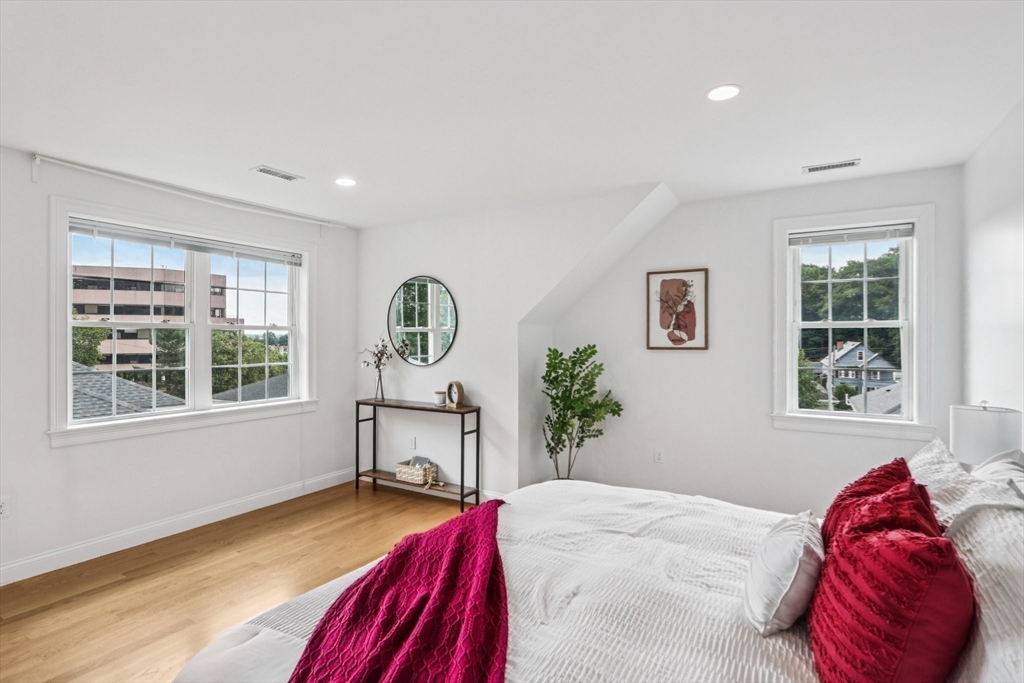 89 Overland Road, Unit 1 Waltham, MA 02451 - Photo 4 of 41 Gallery Image 4