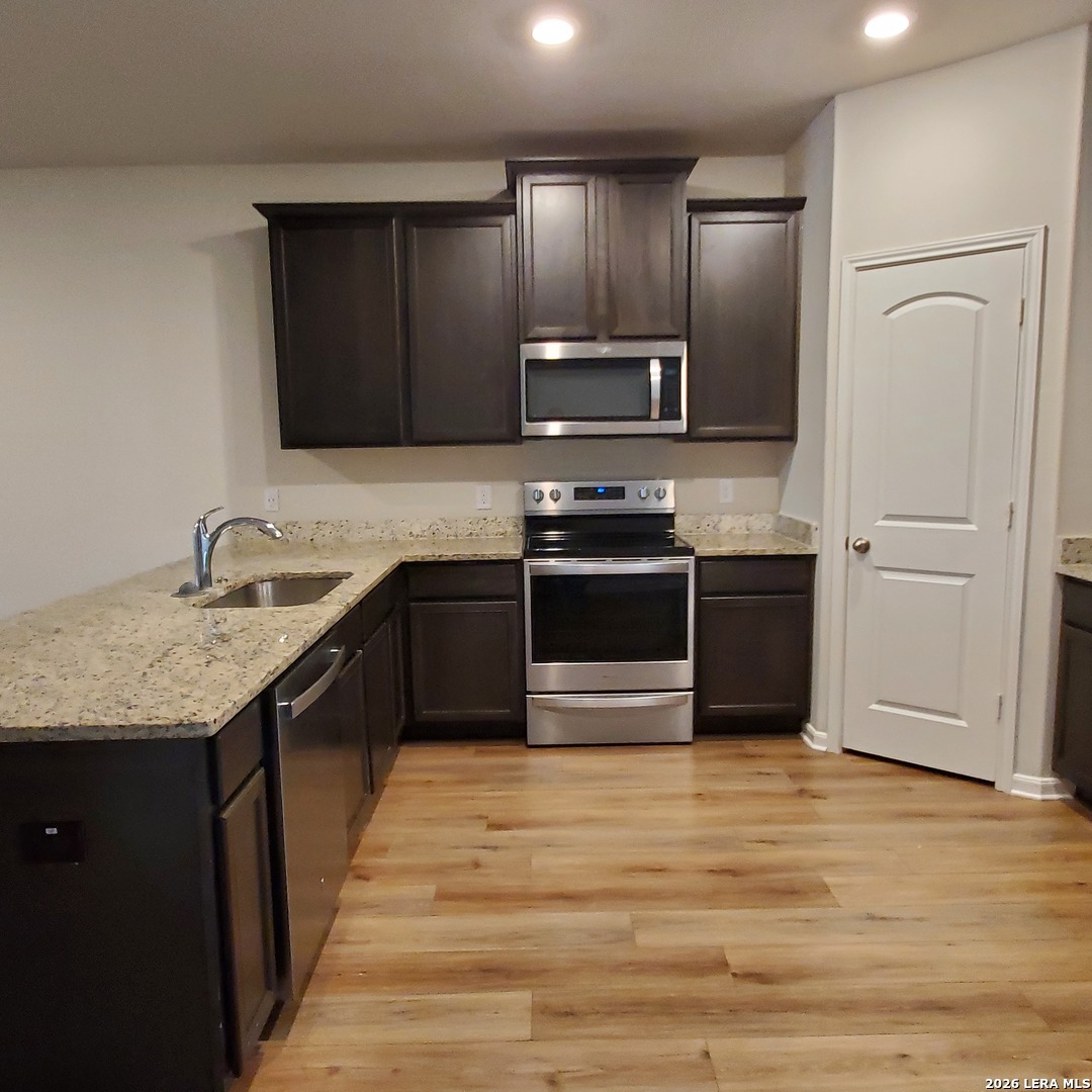 9206 Foxing Bluff Converse, TX 78109 - Photo 10 of 47