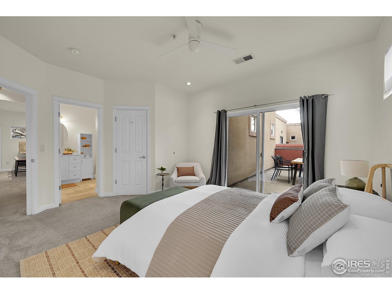 2645 Tabriz Place, Unit 22 Boulder, CO 80304 - Photo 11 of 29 a bedroom with a bed a mirror and lamp