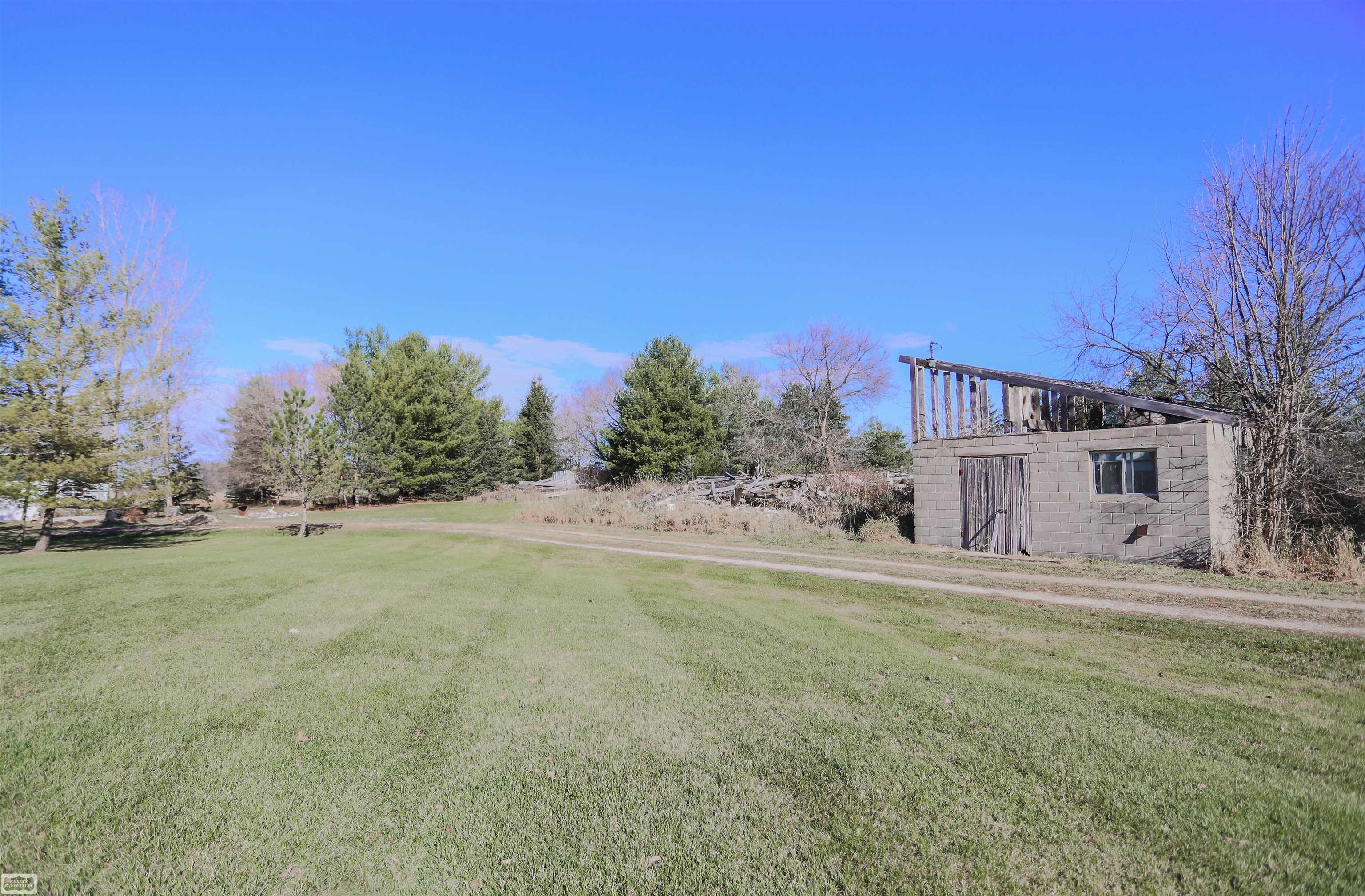 13582 Sullivan Road Capac, MI 48014 - Photo 28 of 37 50095466-27.JPG
