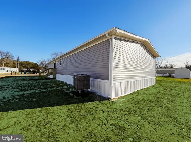 a view of a backyard with pathway