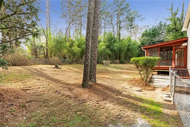 a view of a backyard