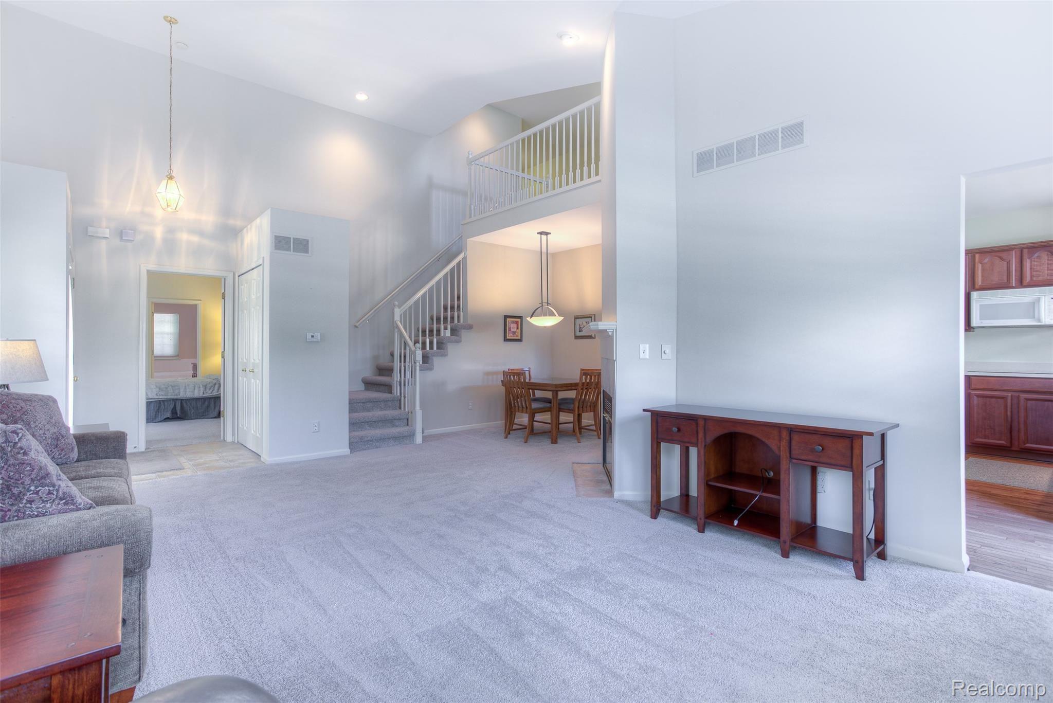 682 West Bluff Court Rochester, MI 48307 - Photo 22 of 37 682 W bluff interiors (16).jpg