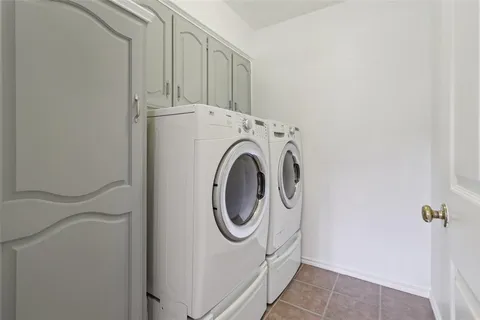 a view of livingroom with furniture