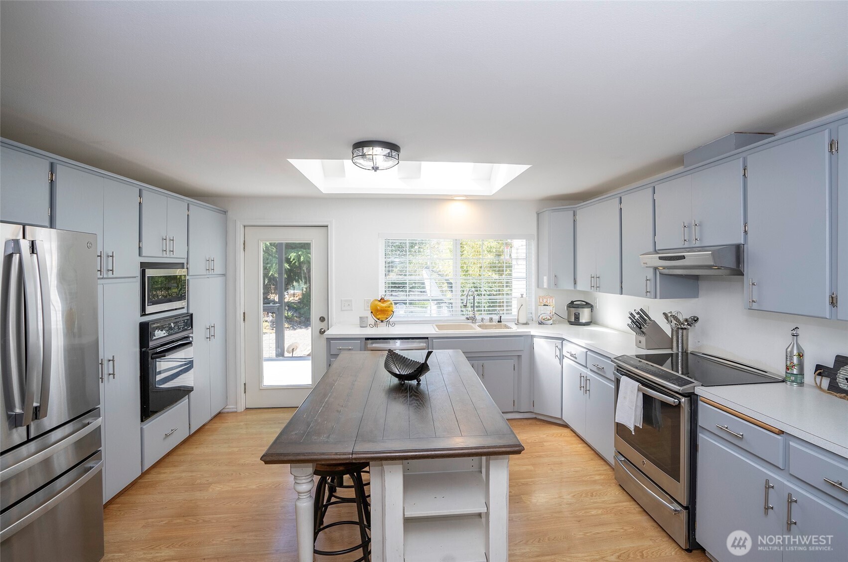 4712 Brookdale Road East Tacoma, WA 98446 - Photo 16 of 40 a kitchen with refrigerator and window