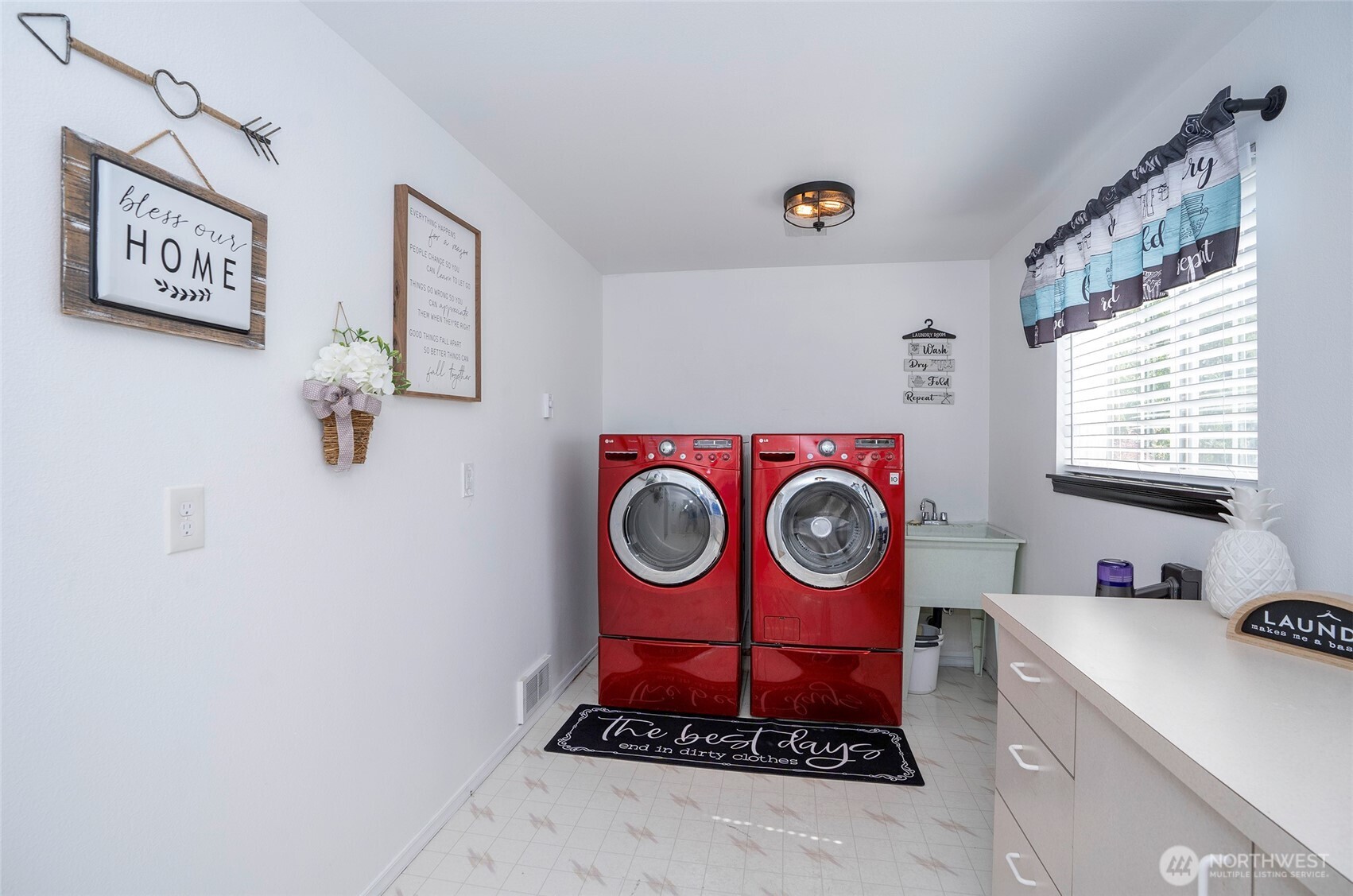 4712 Brookdale Road East Tacoma, WA 98446 - Photo 31 of 40 a room with toys and wall paintings