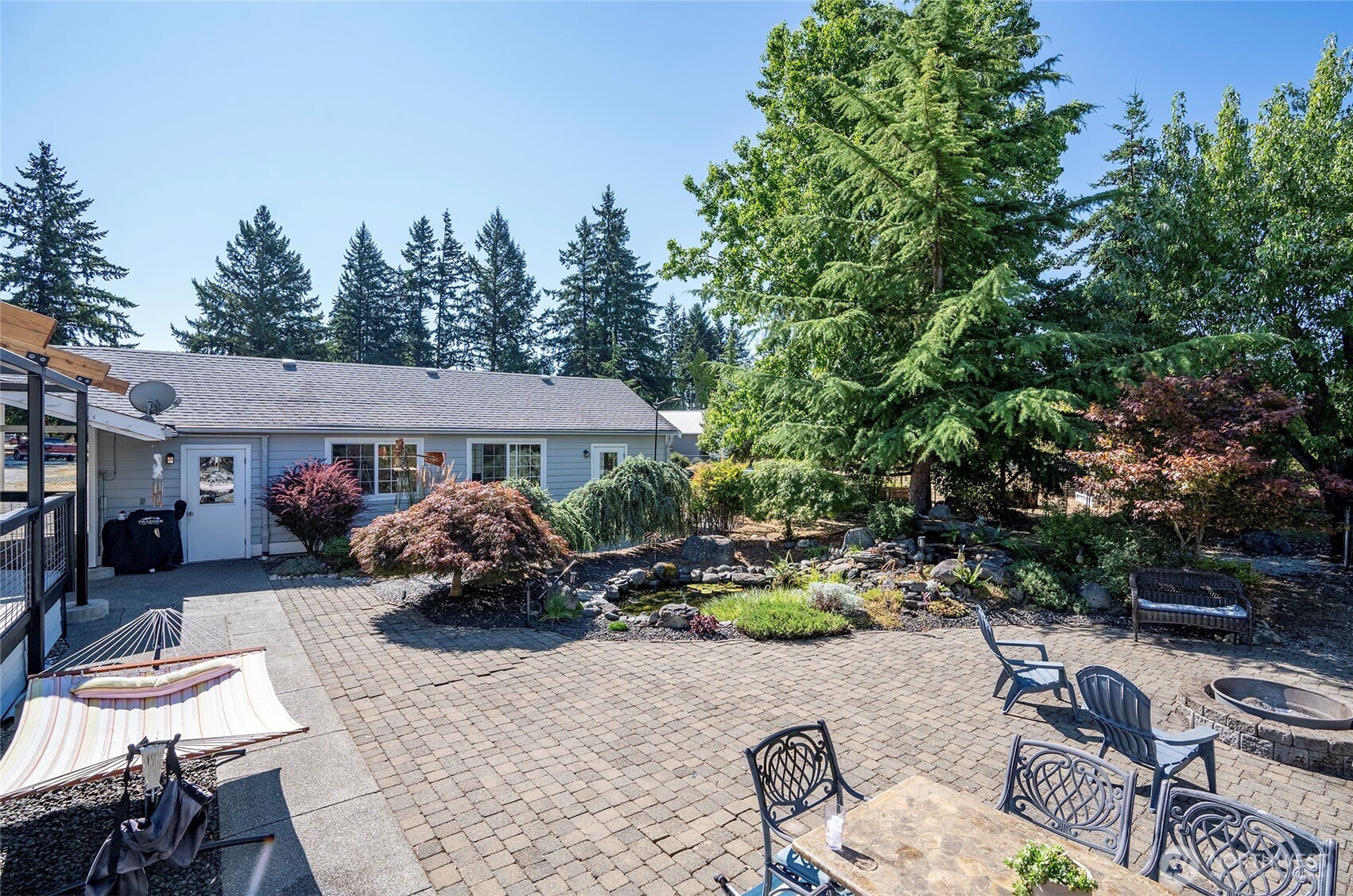 4712 Brookdale Road East Tacoma, WA 98446 - Photo 9 of 40 an outdoor space with lots of furniture