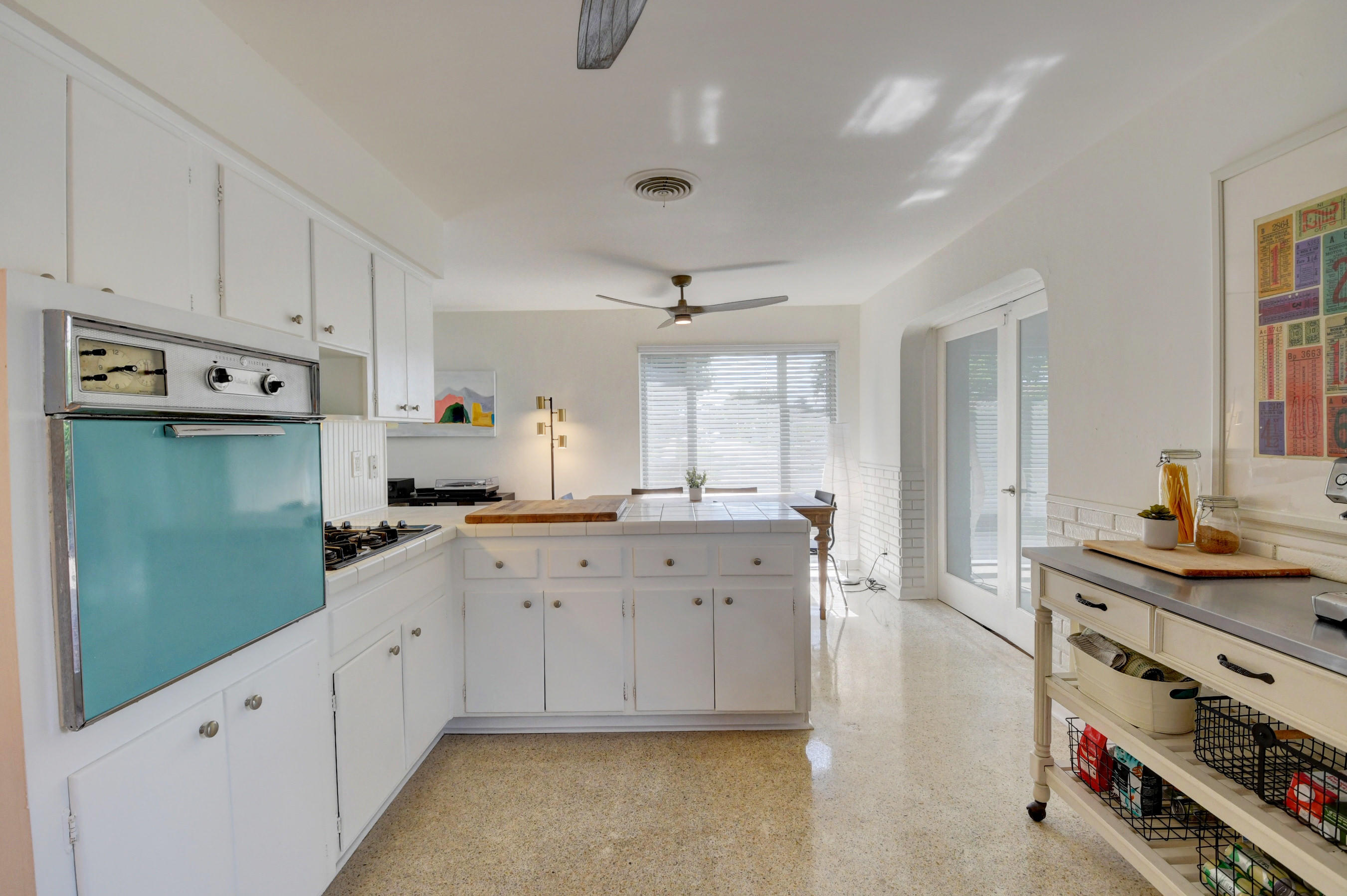 601 Northwest 14th Avenue Boca Raton, FL 33486 - Photo 13 of 38 On Trend Retro Oven!