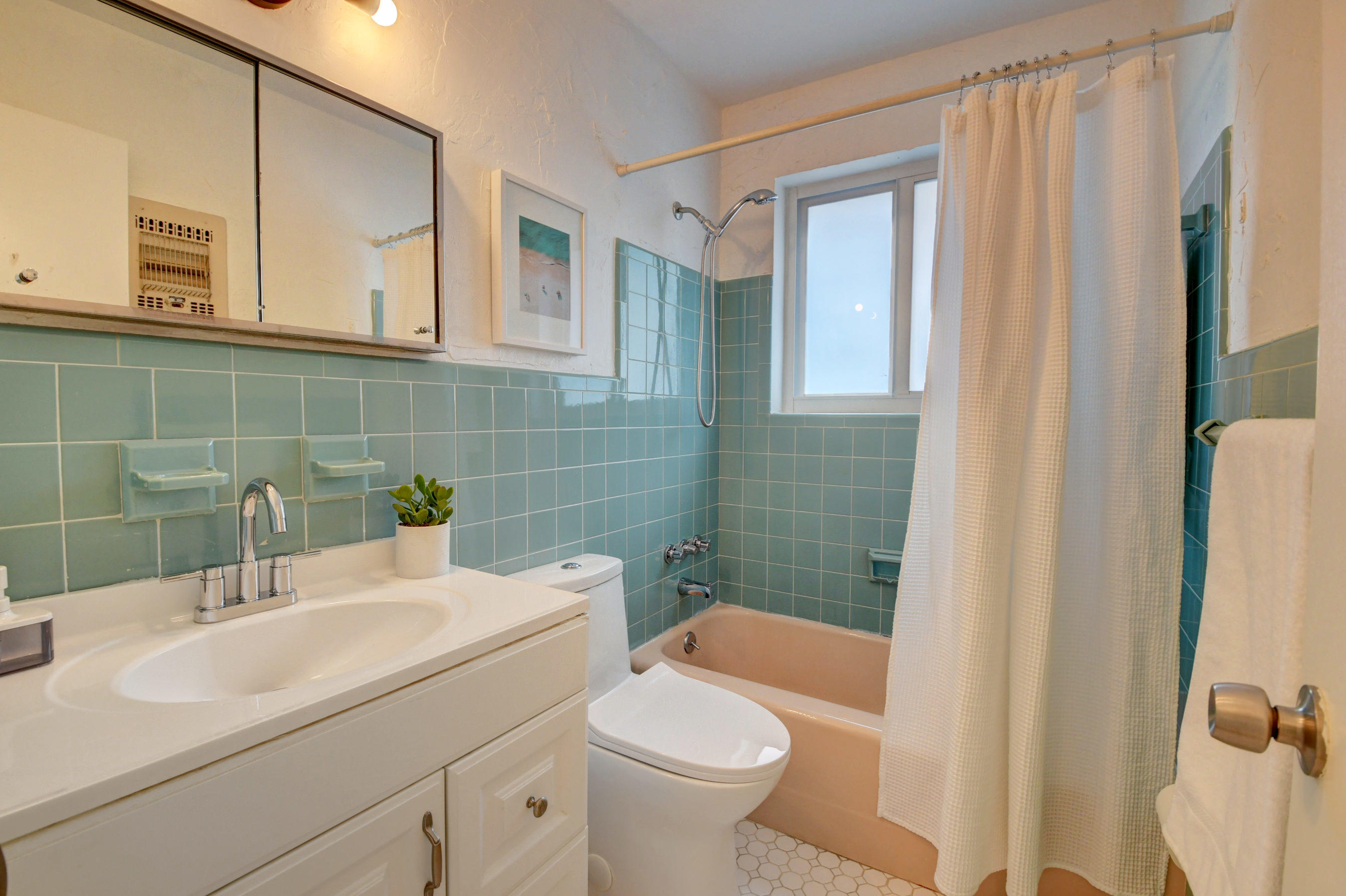 601 Northwest 14th Avenue Boca Raton, FL 33486 - Photo 23 of 38 Guest Bath