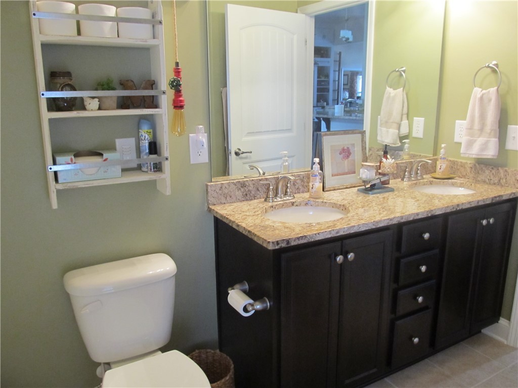 117 Baybrooke Lane Anderson, SC 29621 - Photo 11 of 43 3rd bathroom off the family room and breakfast roo