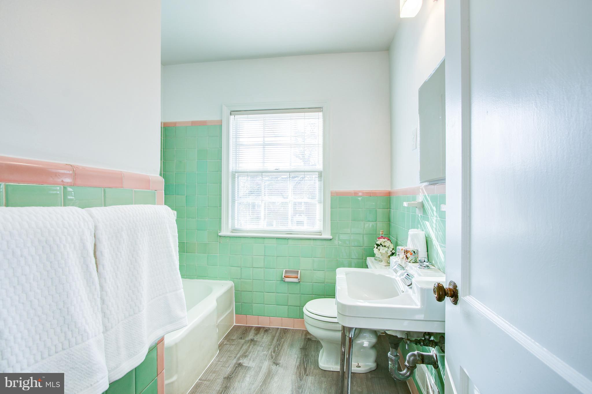 9521 Biltmore Drive Silver Spring, MD 20901 - Photo 16 of 28 Upper Level Full Bath