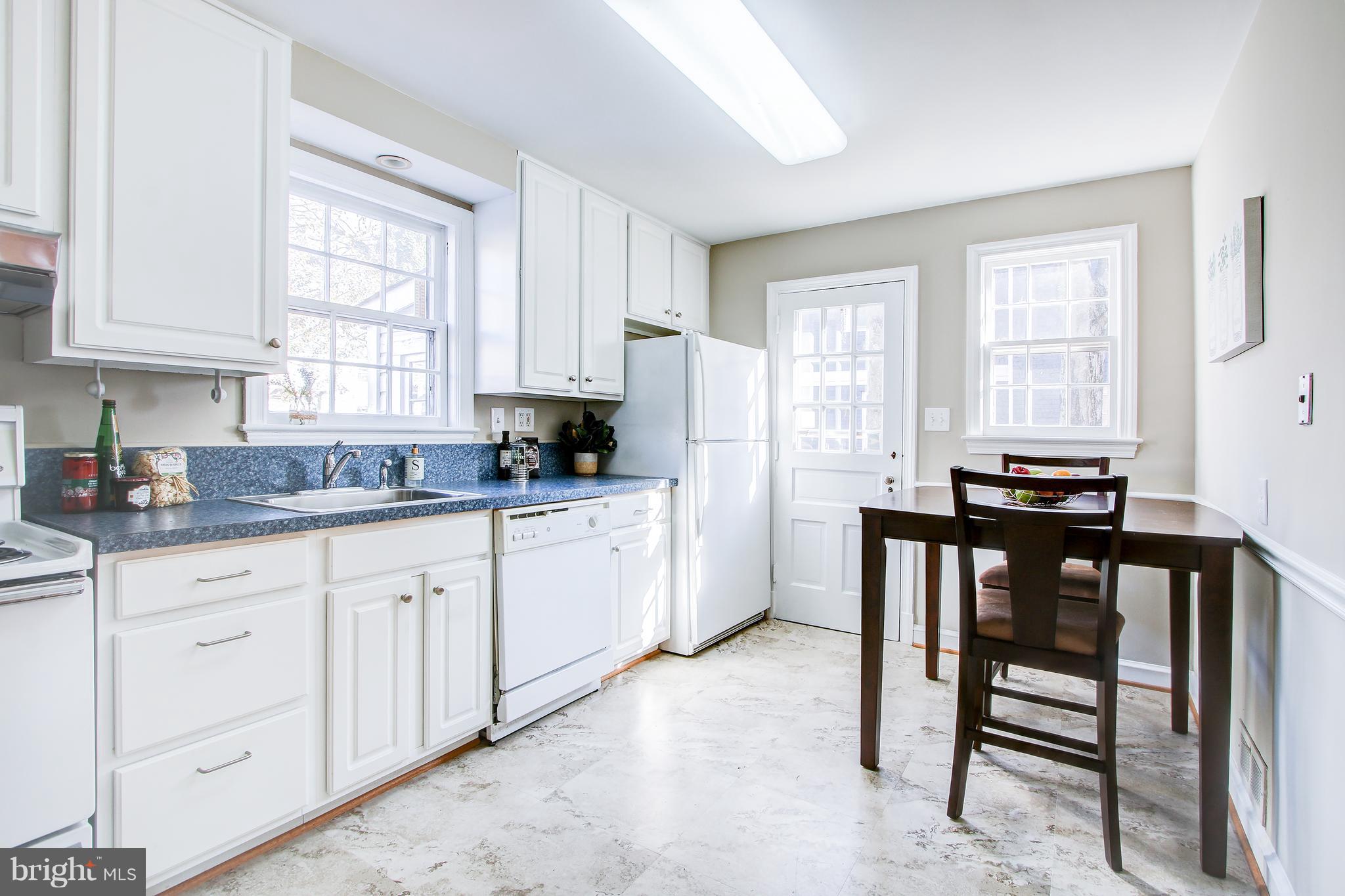 9521 Biltmore Drive Silver Spring, MD 20901 - Photo 7 of 28 Bright White Table Space Kitchen