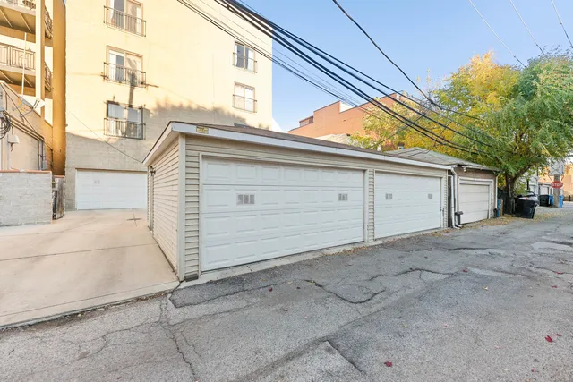 $3,950 | 3056 North Clybourn Avenue, Unit 1N, Chicago, IL 60618