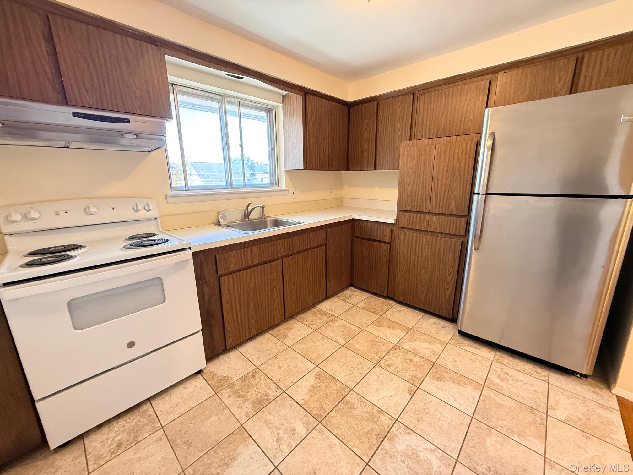 95 Graywood Road, Unit 2 Port Washington, NY 11050 - Photo 4 of 12 Kitchen