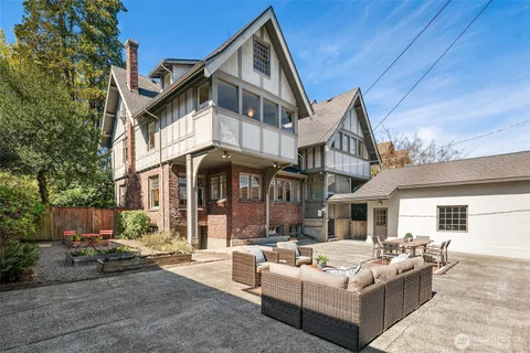 a view of a livingroom with an empty space