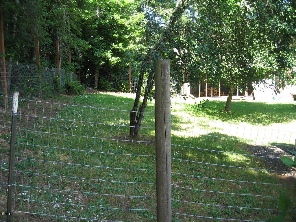 11 Schlecht Road Toledo, OR 97391 - Photo 10 of 27 Side yard