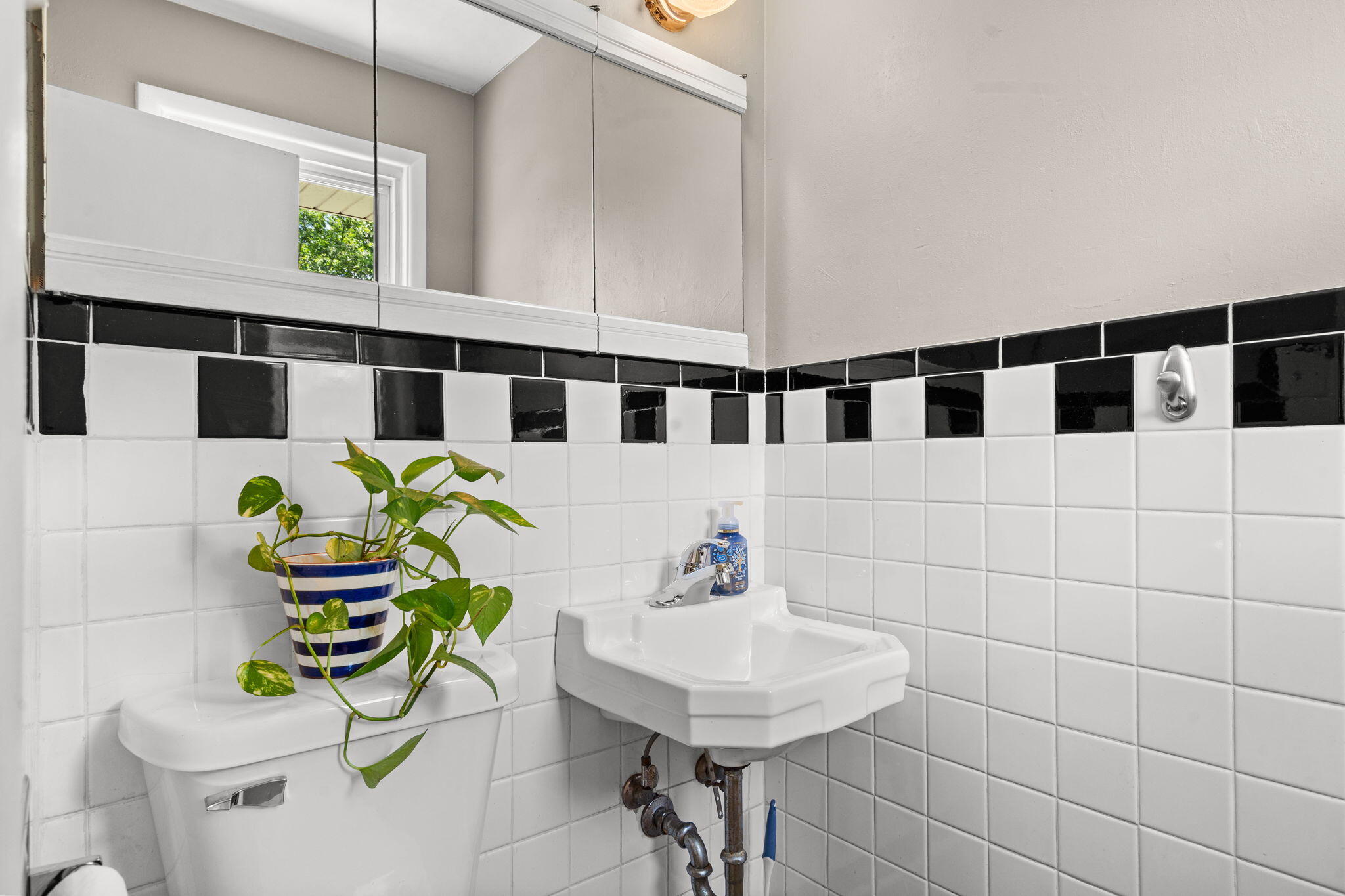 1904 South Valley Rd Avenue Springfield, MO 65804 - Photo 26 of 38 Stylish Half Bath
