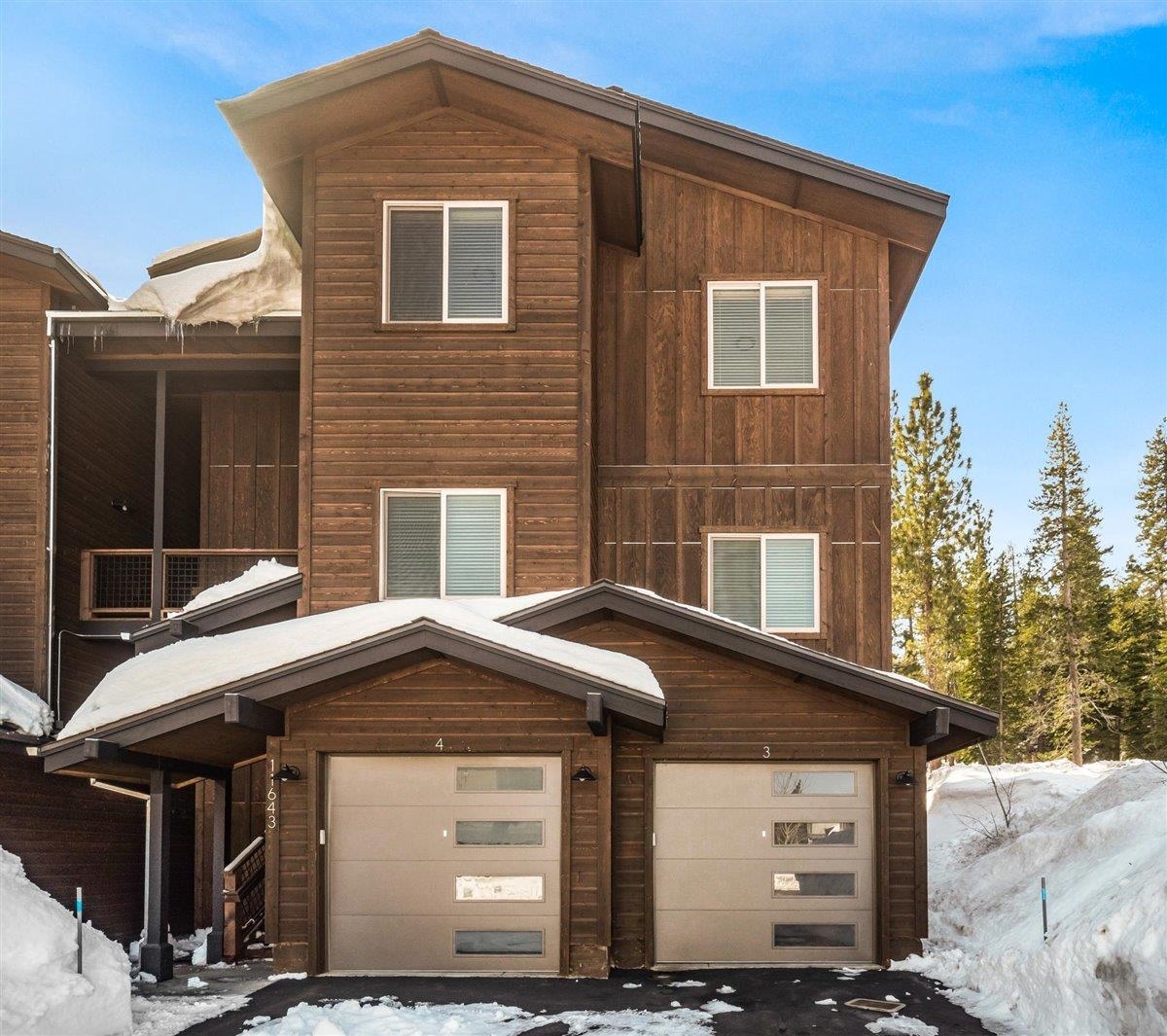 11643 McClintock Loop, Unit 3 Truckee, CA 96161 - Photo 12 of 21 a front view of a house with garden
