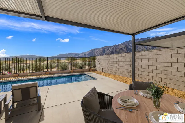 a view of sitting area with furniture