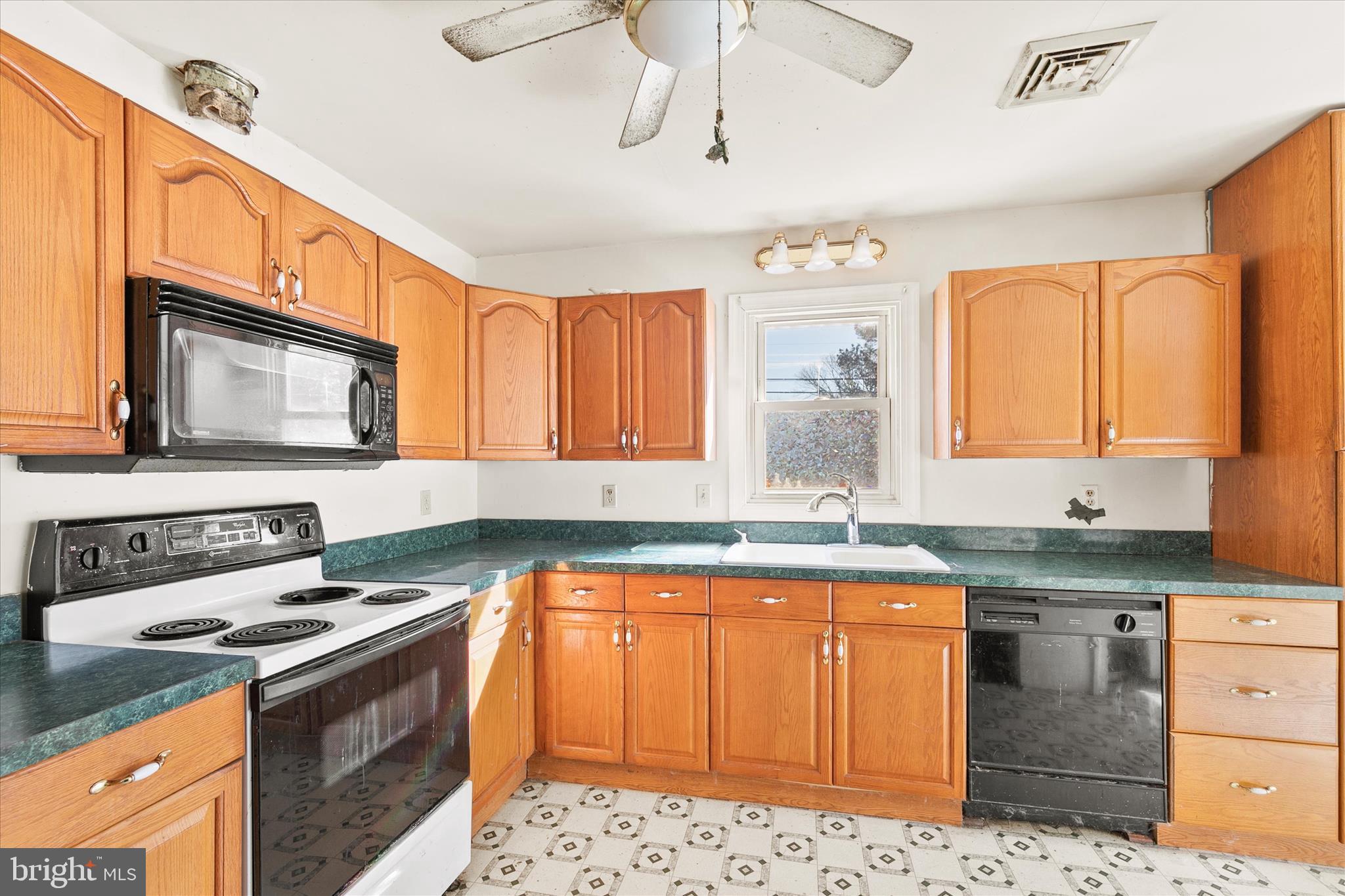5 Cemetery Road Selbyville, DE 19975 - Photo 15 of 38 Kitchen