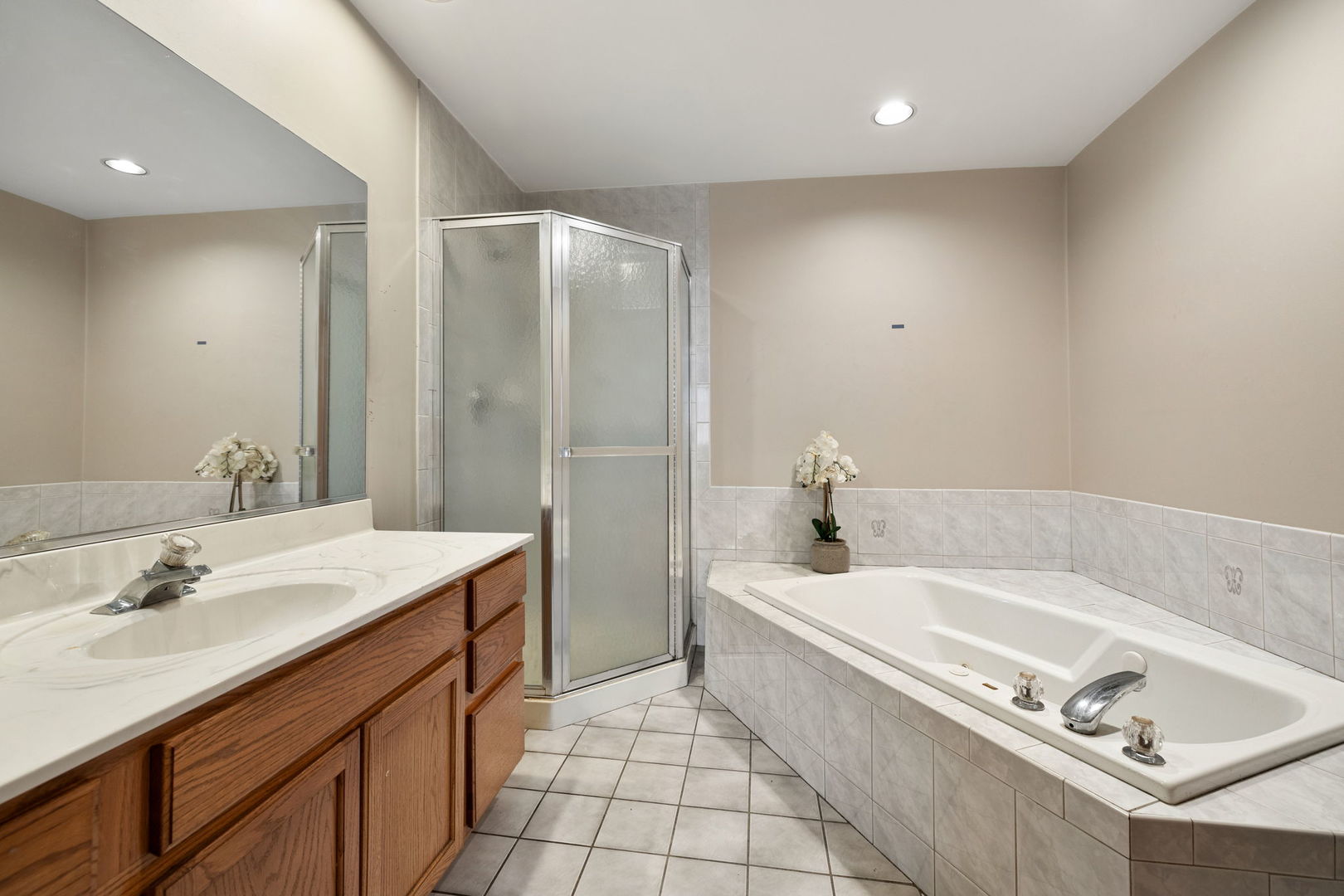 18112 Rita Road, Unit 3C Tinley Park, IL 60477 - Photo 13 of 18 a bathroom with a tub a sink and mirror