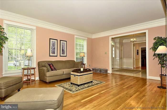 10001 Meyer Point Terrace Potomac, MD 20854 - Photo 19 of 24 Living Room
