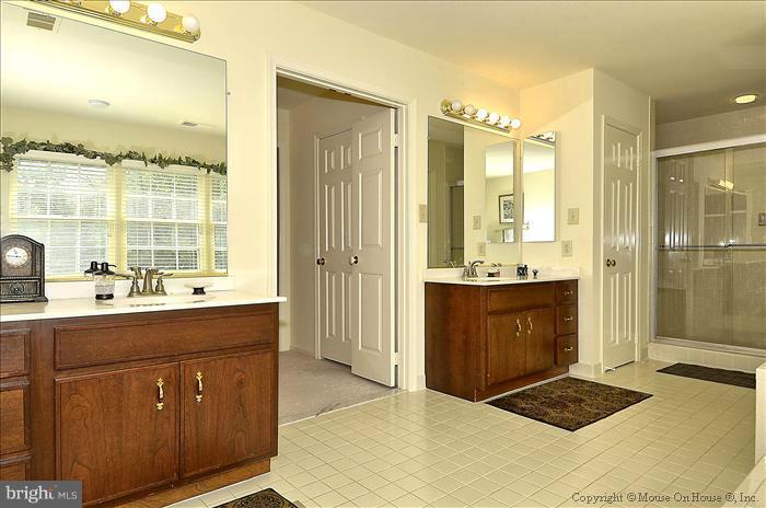 10001 Meyer Point Terrace Potomac, MD 20854 - Photo 22 of 24 Bath (Master)