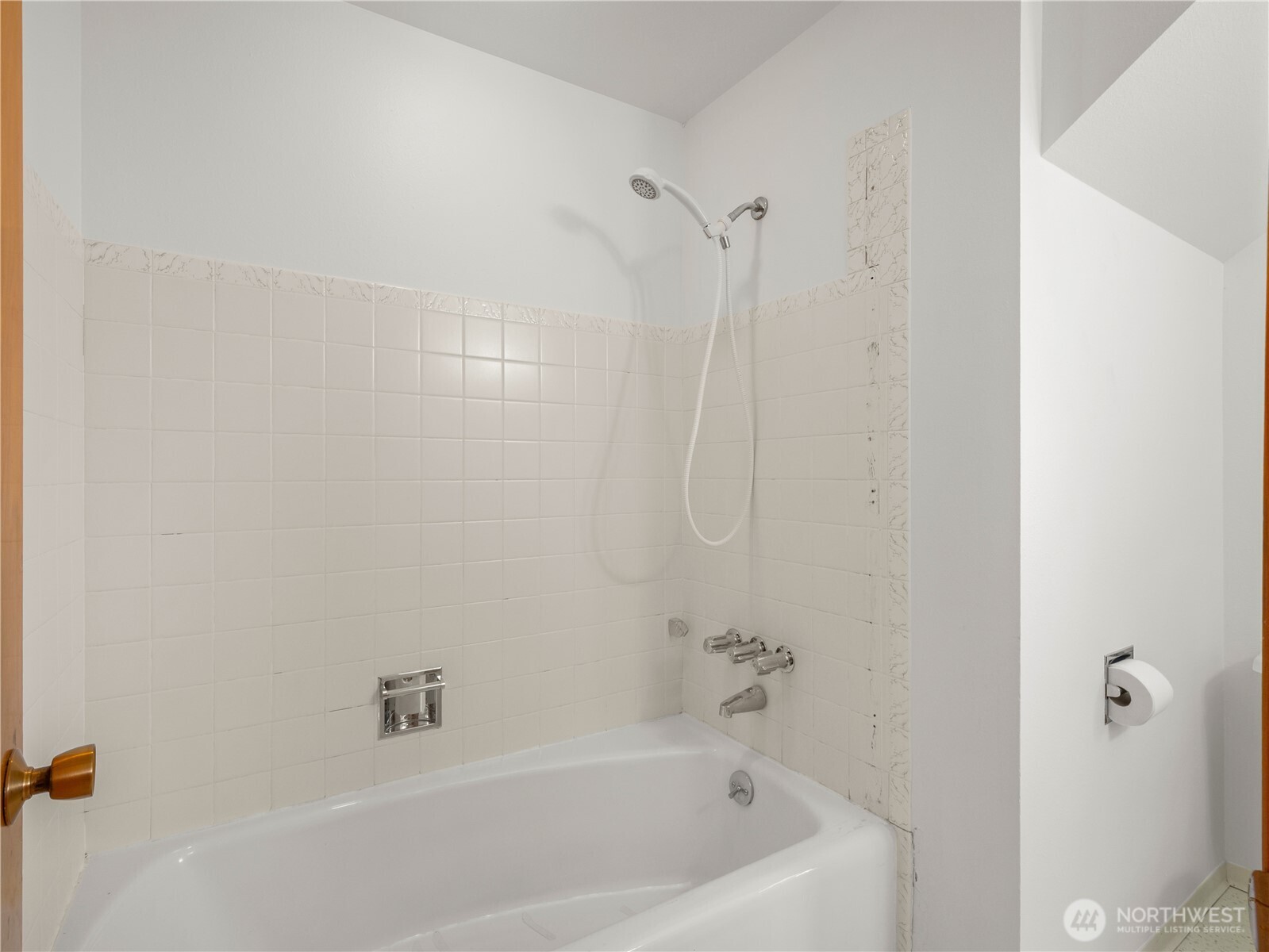 5704 North Ruby Street Tacoma, WA 98407 - Photo 25 of 38 a bathroom with a bathtub