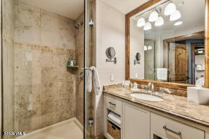 16 Vail Road, Unit 214 Vail, CO 81657 - Photo 13 of 17 Primary bathroom