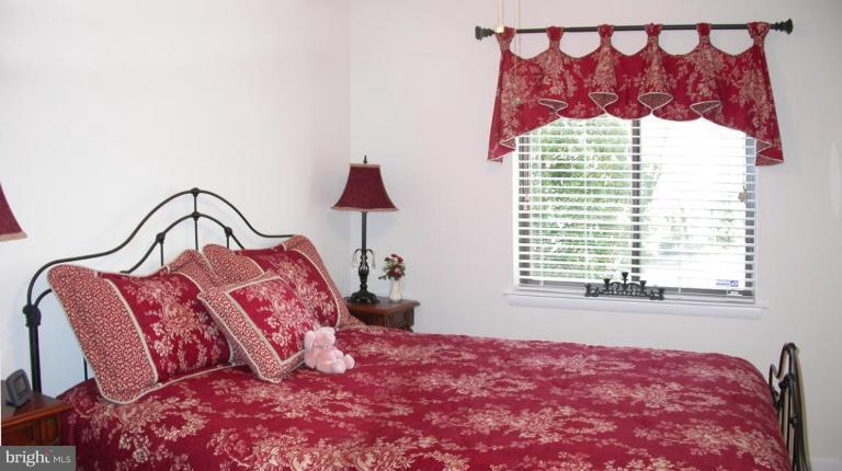 11720 Decade Court Reston, VA 20191 - Photo 9 of 25 NICE SIZE GUEST ROOM