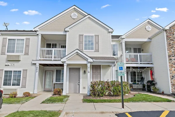 $1,550 | 219 Silverstone Drive, Unit 219, Carpentersville, IL 60110