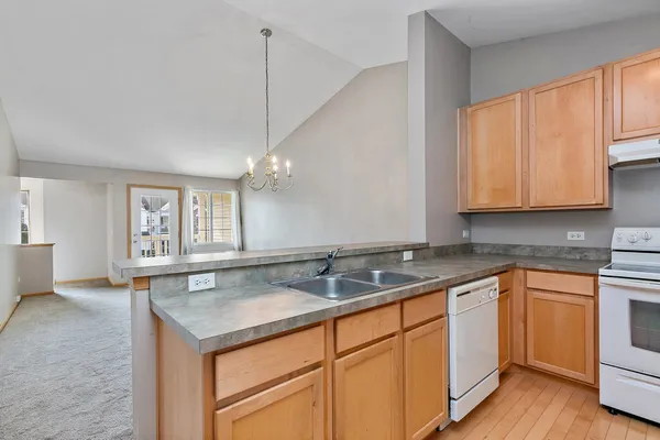 $1,550 | 219 Silverstone Drive, Unit 219, Carpentersville, IL 60110