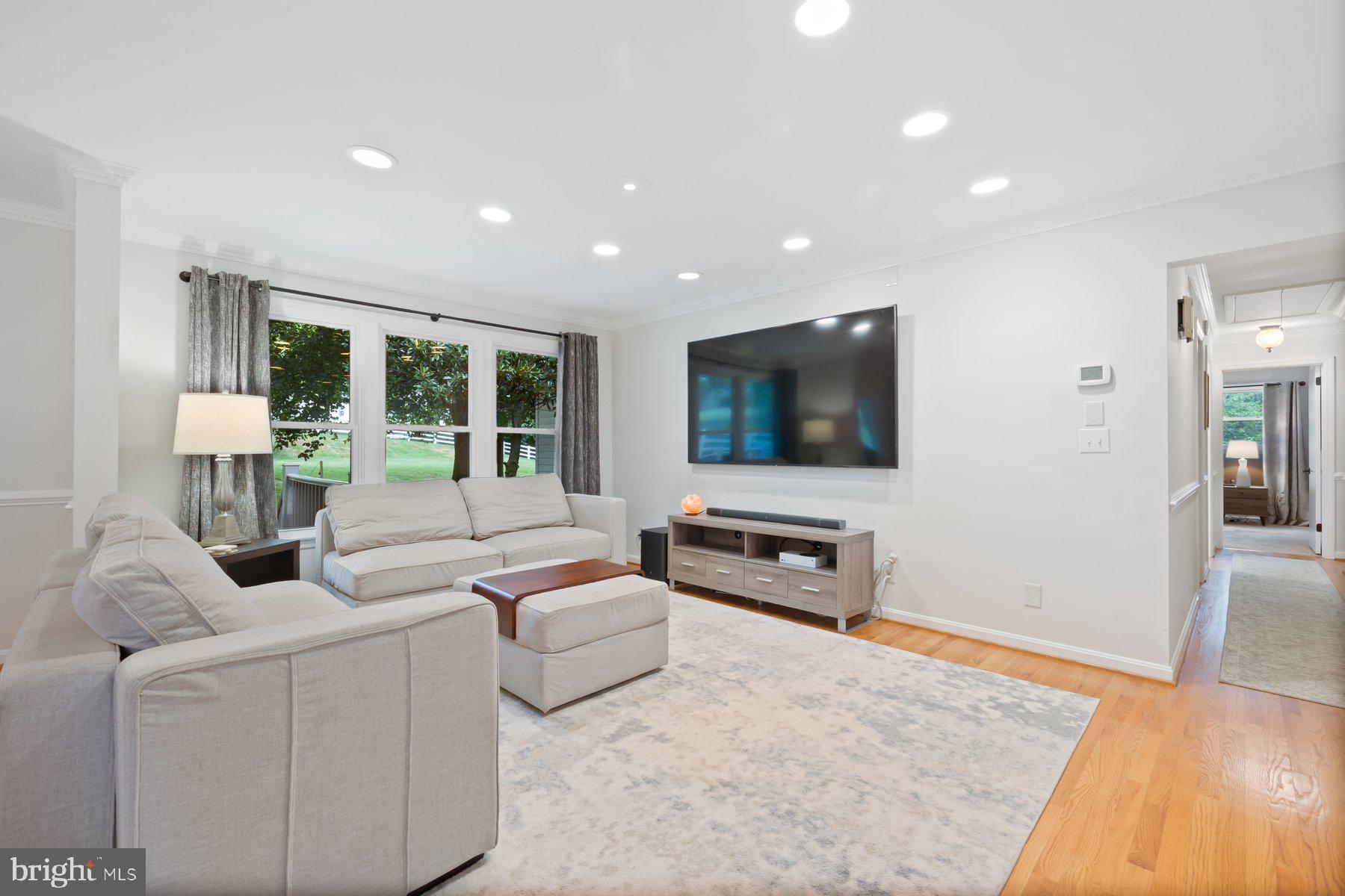 16 Kalten Road Westminster, MD 21158 - Photo 6 of 39 Living Room