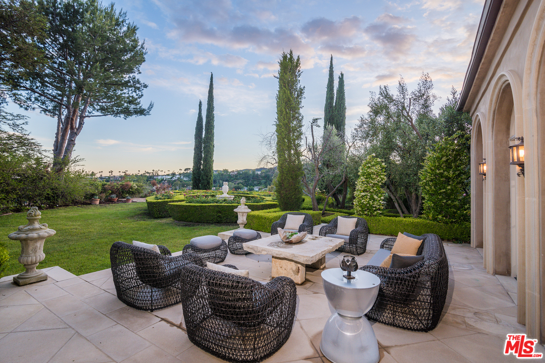 12833 Chalon Road Los Angeles, CA 90049 - Photo 12 of 22