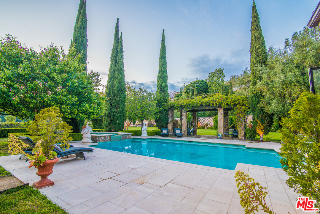 12833 Chalon Road Los Angeles, CA 90049 - Photo 15 of 22