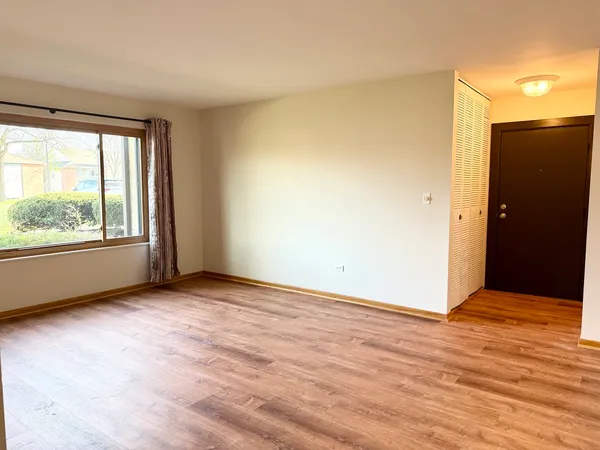 $1,900 | 6156 Knoll Way Drive, Unit 36103, Willowbrook, IL 60527