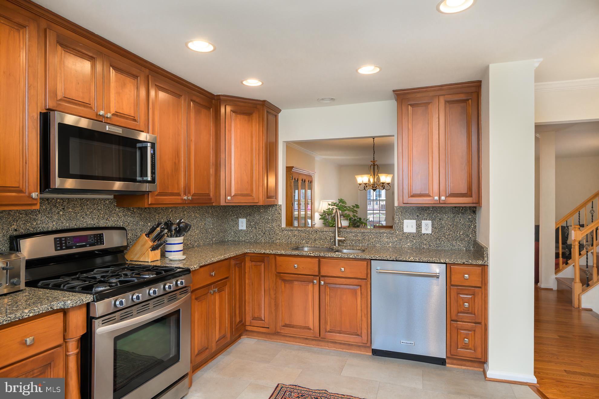 3783 Inverness Road Fairfax, VA 22033 - Photo 3 of 50 Kitchen with gas cooking